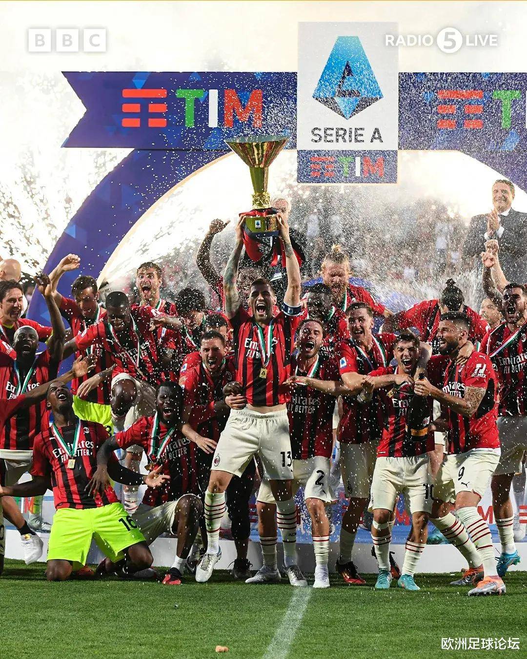 AC米兰球迷为球队制作特别支持旗,场面壮观的简单介绍 AC米兰球迷为球队制作特别支持旗,场面壮观的简单介绍