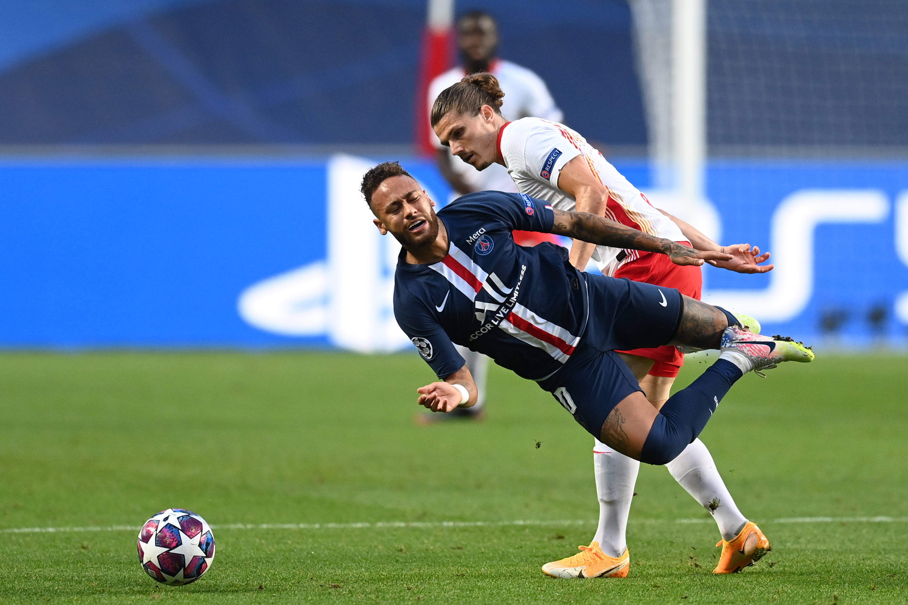 包含巴黎圣日耳曼大胜，领跑法甲积分榜的词条