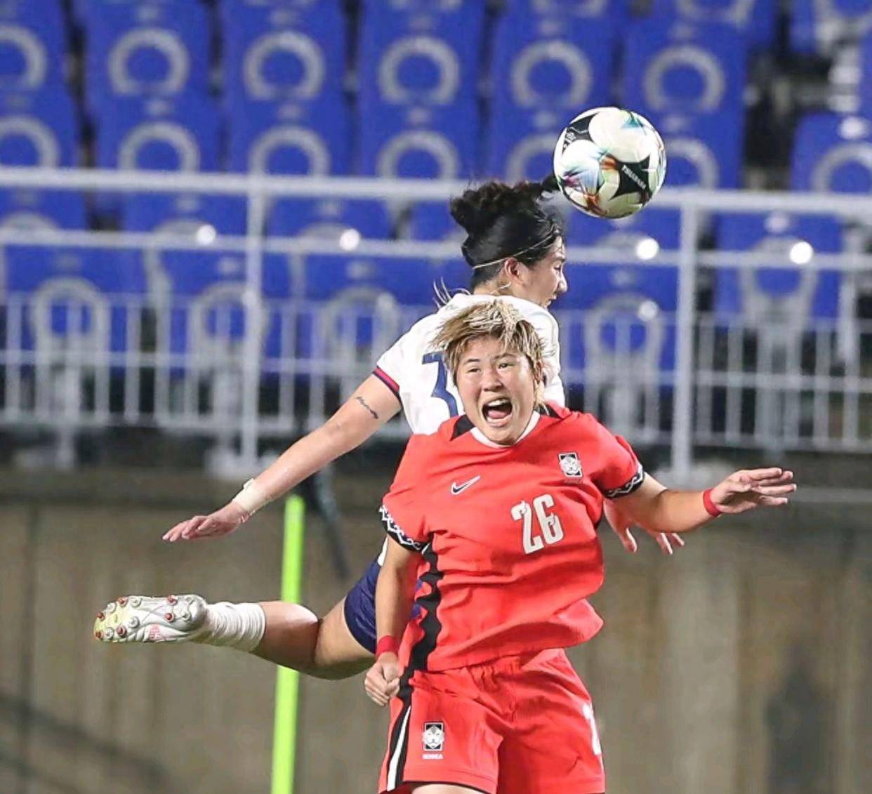 挥洒汗水！国内足球运动员团结一心联手奋斗的简单介绍