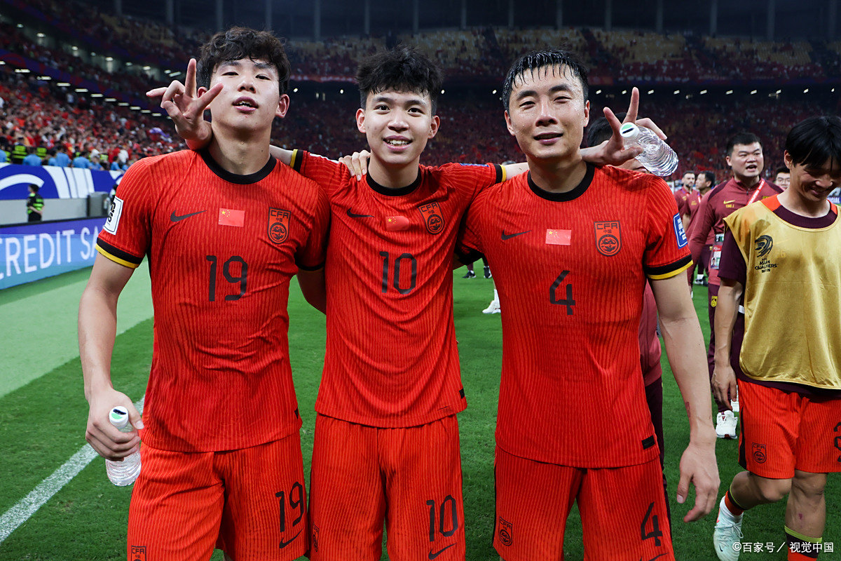 挥洒汗水！国内足球运动员团结一心联手奋斗的简单介绍