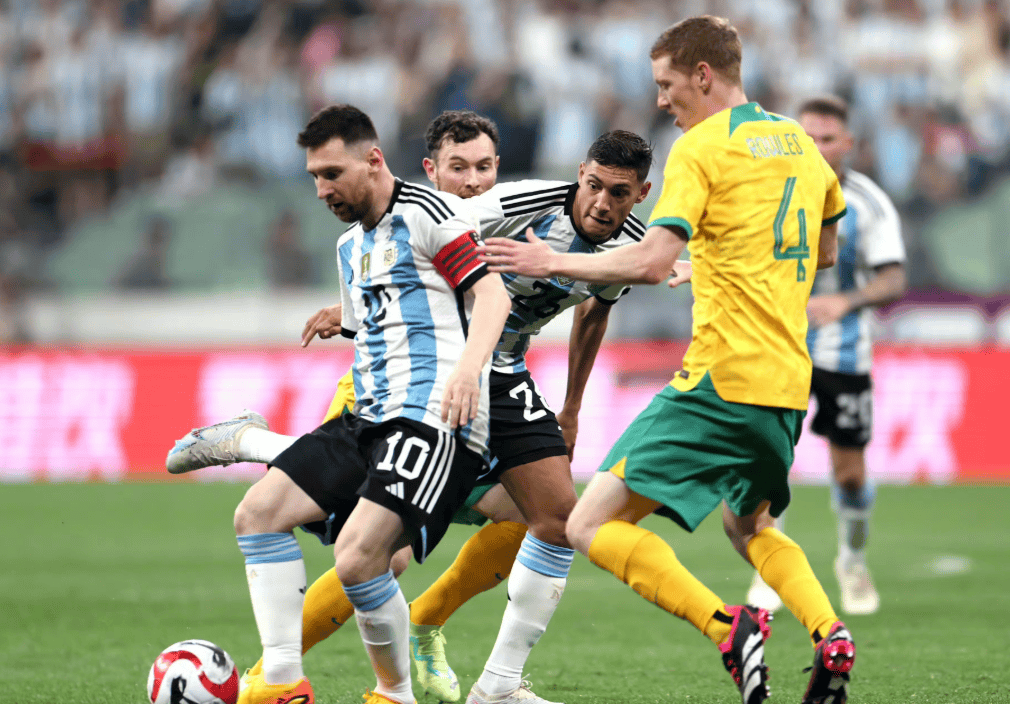 关于阿根廷球员在国际赛场中突破自我的信息