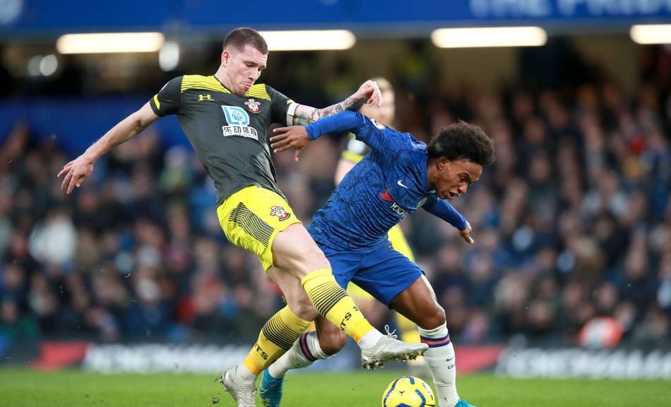 包含莫尔康主场逼平对手，英超冠军榜单略有波动的词条