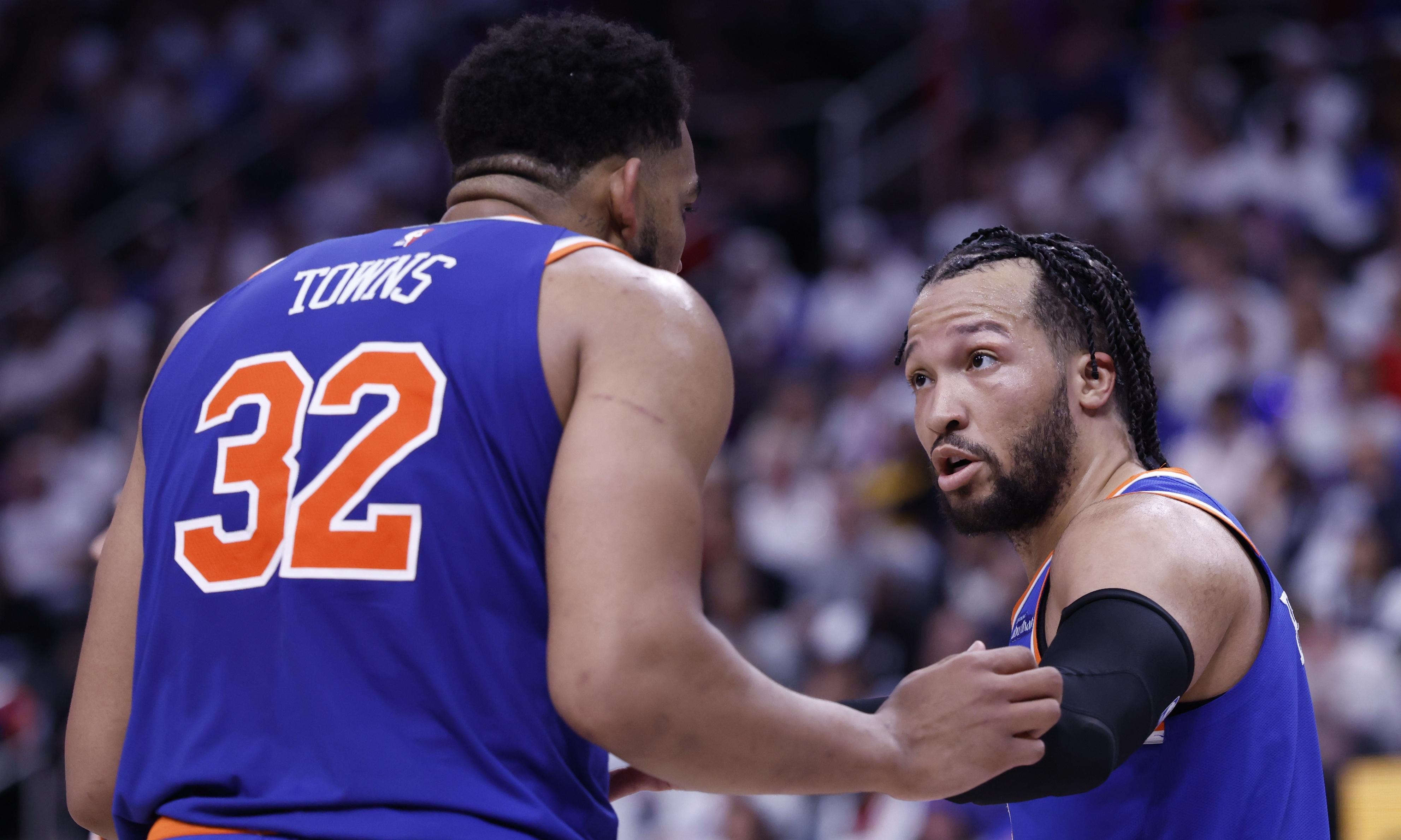 包含尼克斯队在客场获得重要胜利的词条