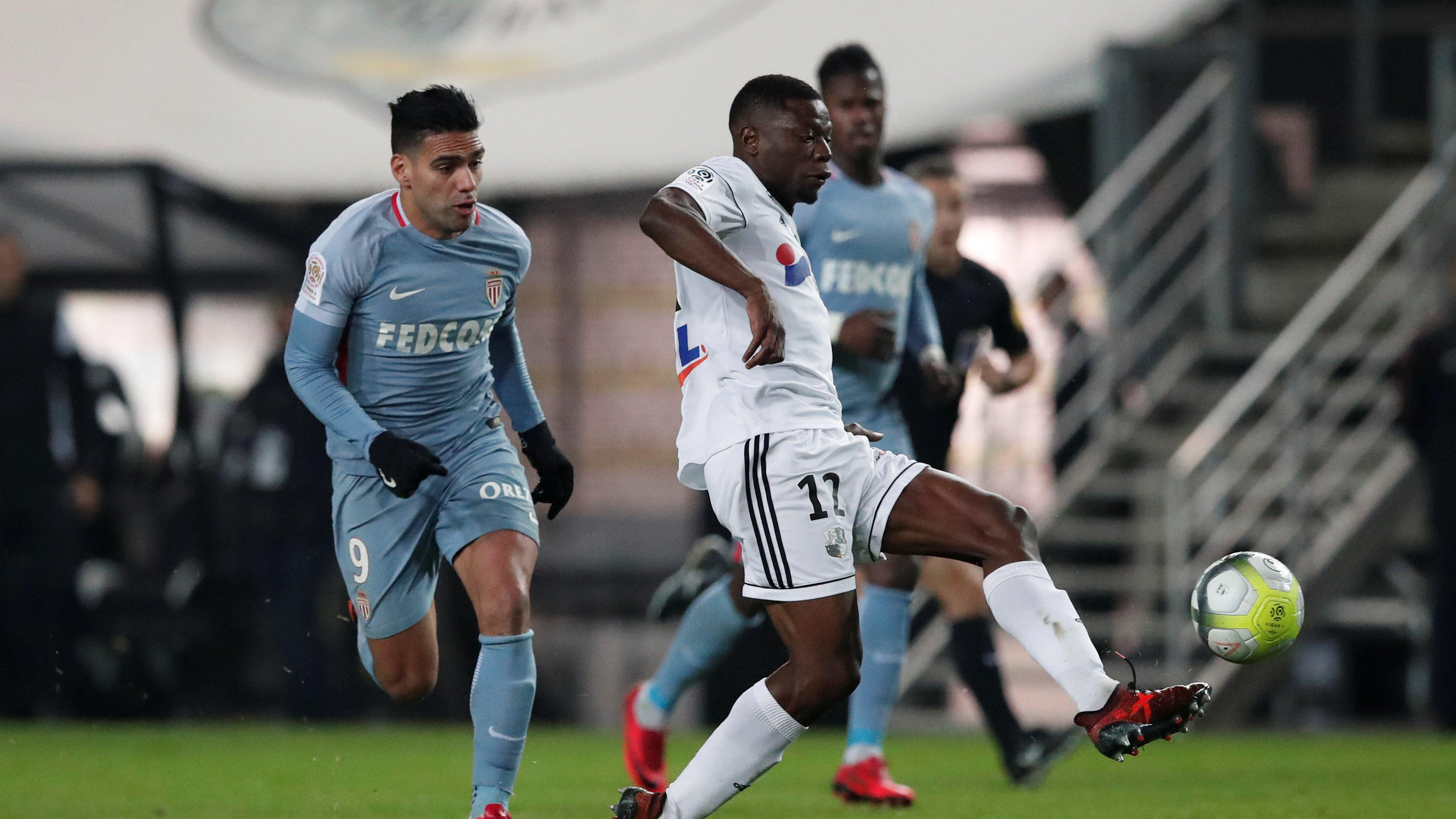 亚眠与摩纳哥交手，沙尔克未能掣肘对手