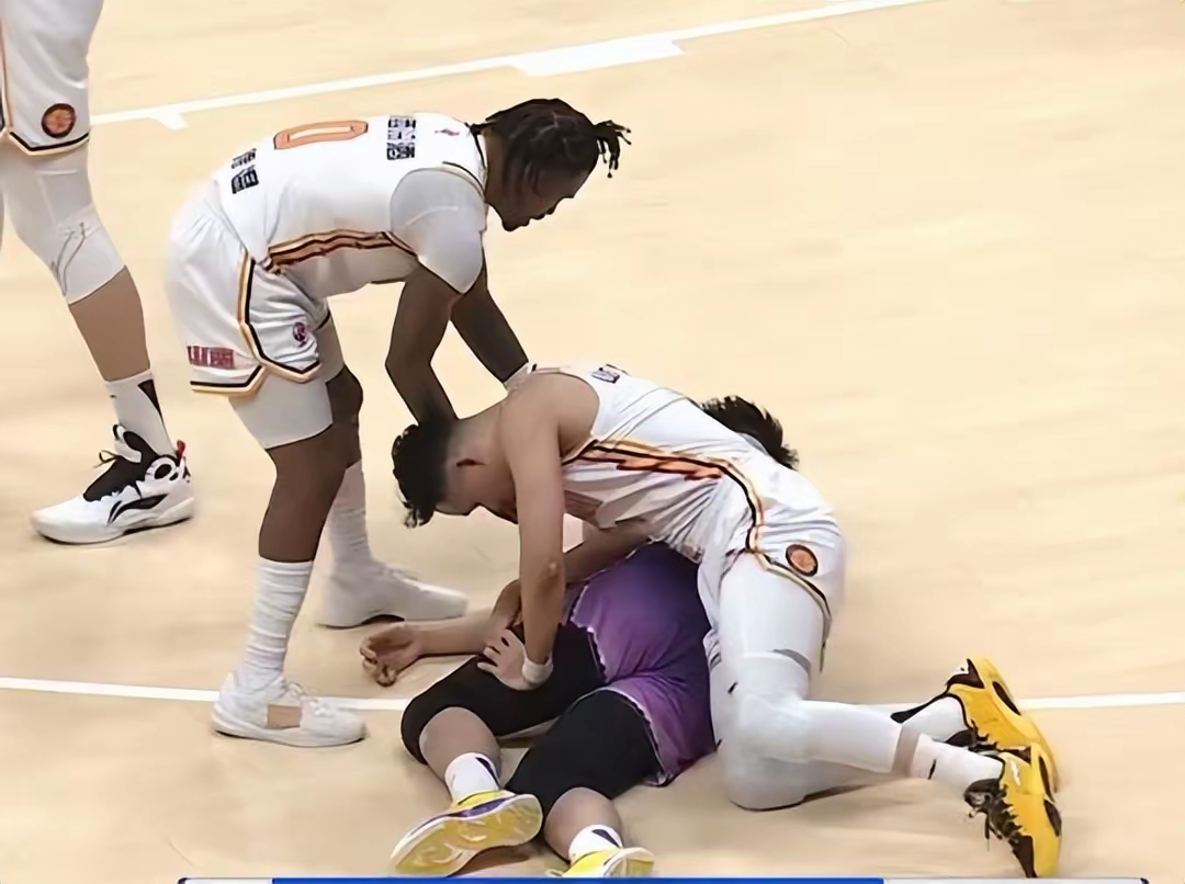 关于山东队队员受伤，情况不乐观的信息