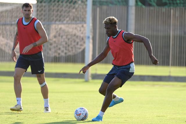 包含拉齐奥前锋状态火热，有望成为炙手可热人物的词条