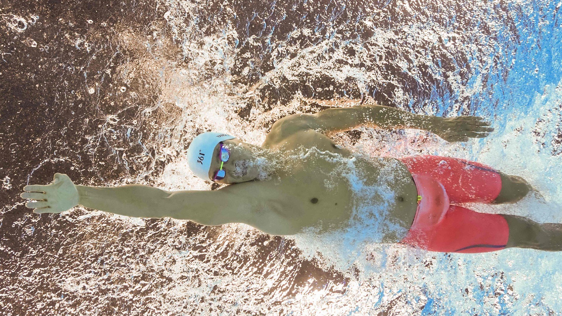 赛道上的逆袭，塞恩斯关键制胜，迈凯伦轻取梅赛德斯